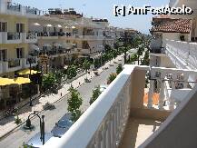 [P01] Vedere din balcon. Vila e pe str.Atena, langa vila Vaso si nu are o pancarta pe care sa scrie denumirea. Mai mult, cateva cladiri mai incolo, exista o alta vila Stavros (cu firma).  » foto by Alas
 - 
<span class="allrVoted glyphicon glyphicon-heart hidden" id="av10070"></span>
<a class="m-l-10 hidden" id="sv10070" onclick="voting_Foto_DelVot(,10070,2751)" role="button">șterge vot <span class="glyphicon glyphicon-remove"></span></a>
<a id="v910070" class=" c-red"  onclick="voting_Foto_SetVot(10070)" role="button"><span class="glyphicon glyphicon-heart-empty"></span> <b>LIKE</b> = Votează poza</a> <img class="hidden"  id="f10070W9" src="/imagini/loader.gif" border="0" /><span class="AjErrMes hidden" id="e10070ErM"></span>
