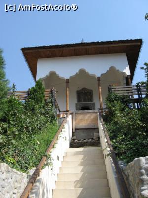 [P02] Cele 33 de trepte către biserică (în capătul scării se observă săpăturile arheologice și treptele vechi de piatră - imagine din 2010).  » foto by tata123 🔱
 - 
<span class="allrVoted glyphicon glyphicon-heart hidden" id="av833019"></span>
<a class="m-l-10 hidden" id="sv833019" onclick="voting_Foto_DelVot(,833019,3729)" role="button">șterge vot <span class="glyphicon glyphicon-remove"></span></a>
<a id="v9833019" class=" c-red"  onclick="voting_Foto_SetVot(833019)" role="button"><span class="glyphicon glyphicon-heart-empty"></span> <b>LIKE</b> = Votează poza</a> <img class="hidden"  id="f833019W9" src="/imagini/loader.gif" border="0" /><span class="AjErrMes hidden" id="e833019ErM"></span>