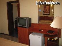[P07] Camera: o masuta cu oglinda, minibar si televizorul. Folosirea masutei este insa mai dificila din cauza amplasarii minibarului si daca vrei sa o folosesti recomand coltul (dupa ce mutati lampa :)) » foto by C.Todi
 - 
<span class="allrVoted glyphicon glyphicon-heart hidden" id="av203954"></span>
<a class="m-l-10 hidden" id="sv203954" onclick="voting_Foto_DelVot(,203954,687)" role="button">șterge vot <span class="glyphicon glyphicon-remove"></span></a>
<a id="v9203954" class=" c-red"  onclick="voting_Foto_SetVot(203954)" role="button"><span class="glyphicon glyphicon-heart-empty"></span> <b>LIKE</b> = Votează poza</a> <img class="hidden"  id="f203954W9" src="/imagini/loader.gif" border="0" /><span class="AjErrMes hidden" id="e203954ErM"></span>