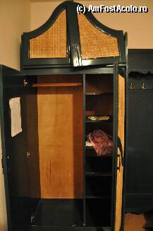 [P05] mobila pare ... frumoasa, dar nu ai nici macar un umeras. noi am prins si praf. » foto by marsim
 - 
<span class="allrVoted glyphicon glyphicon-heart hidden" id="av8356"></span>
<a class="m-l-10 hidden" id="sv8356" onclick="voting_Foto_DelVot(,8356,798)" role="button">șterge vot <span class="glyphicon glyphicon-remove"></span></a>
<a id="v98356" class=" c-red"  onclick="voting_Foto_SetVot(8356)" role="button"><span class="glyphicon glyphicon-heart-empty"></span> <b>LIKE</b> = Votează poza</a> <img class="hidden"  id="f8356W9" src="/imagini/loader.gif" border="0" /><span class="AjErrMes hidden" id="e8356ErM"></span>