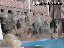 [P15] O mini-cascada pe una din laturile piscinei.Prin spatele ei se trecea printr-un fel de tunel- f amuzant pt copii. » foto by cristina65
 - 
<span class="allrVoted glyphicon glyphicon-heart hidden" id="av271906"></span>
<a class="m-l-10 hidden" id="sv271906" onclick="voting_Foto_DelVot(,271906,10)" role="button">șterge vot <span class="glyphicon glyphicon-remove"></span></a>
<a id="v9271906" class=" c-red"  onclick="voting_Foto_SetVot(271906)" role="button"><span class="glyphicon glyphicon-heart-empty"></span> <b>LIKE</b> = Votează poza</a> <img class="hidden"  id="f271906W9" src="/imagini/loader.gif" border="0" /><span class="AjErrMes hidden" id="e271906ErM"></span>