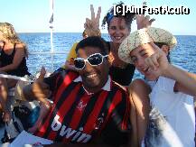 [P23] Ghidul nostru, cel cu 'Romania the Best'.Ne povestea ca anul trecut a avut ,pe vas, un grup complet de romani.'Radeau tot timpul,nu erau prea preocupati de Snorkeling,  au baut bere, vin, foarte prietenosi'.Shado pe numele lui, a cerut sa vada poza, si a comentat :Ah! Man in Black'. » foto by costin1968
 - 
<span class="allrVoted glyphicon glyphicon-heart hidden" id="av155360"></span>
<a class="m-l-10 hidden" id="sv155360" onclick="voting_Foto_DelVot(,155360,371)" role="button">șterge vot <span class="glyphicon glyphicon-remove"></span></a>
<a id="v9155360" class=" c-red"  onclick="voting_Foto_SetVot(155360)" role="button"><span class="glyphicon glyphicon-heart-empty"></span> <b>LIKE</b> = Votează poza</a> <img class="hidden"  id="f155360W9" src="/imagini/loader.gif" border="0" /><span class="AjErrMes hidden" id="e155360ErM"></span>
