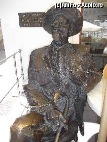 [P22] statuia lui james joice (1882-1941), scriitor englez care a dat aici lectii de engleza » foto by paula mirela
 - 
<span class="allrVoted glyphicon glyphicon-heart hidden" id="av342029"></span>
<a class="m-l-10 hidden" id="sv342029" onclick="voting_Foto_DelVot(,342029,399)" role="button">șterge vot <span class="glyphicon glyphicon-remove"></span></a>
<a id="v9342029" class=" c-red"  onclick="voting_Foto_SetVot(342029)" role="button"><span class="glyphicon glyphicon-heart-empty"></span> <b>LIKE</b> = Votează poza</a> <img class="hidden"  id="f342029W9" src="/imagini/loader.gif" border="0" /><span class="AjErrMes hidden" id="e342029ErM"></span>