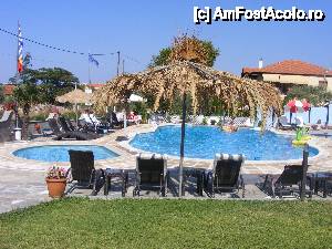 [P08] la piscină la Eric, unde tronează mândru şi steagul României » foto by nicknick
 - 
<span class="allrVoted glyphicon glyphicon-heart hidden" id="av454893"></span>
<a class="m-l-10 hidden" id="sv454893" onclick="voting_Foto_DelVot(,454893,411)" role="button">șterge vot <span class="glyphicon glyphicon-remove"></span></a>
<a id="v9454893" class=" c-red"  onclick="voting_Foto_SetVot(454893)" role="button"><span class="glyphicon glyphicon-heart-empty"></span> <b>LIKE</b> = Votează poza</a> <img class="hidden"  id="f454893W9" src="/imagini/loader.gif" border="0" /><span class="AjErrMes hidden" id="e454893ErM"></span>