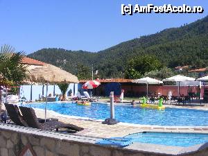 [P09] aceeaşi piscină din alt unghi, în dreapta este barul » foto by nicknick
 - 
<span class="allrVoted glyphicon glyphicon-heart hidden" id="av454896"></span>
<a class="m-l-10 hidden" id="sv454896" onclick="voting_Foto_DelVot(,454896,411)" role="button">șterge vot <span class="glyphicon glyphicon-remove"></span></a>
<a id="v9454896" class=" c-red"  onclick="voting_Foto_SetVot(454896)" role="button"><span class="glyphicon glyphicon-heart-empty"></span> <b>LIKE</b> = Votează poza</a> <img class="hidden"  id="f454896W9" src="/imagini/loader.gif" border="0" /><span class="AjErrMes hidden" id="e454896ErM"></span>
