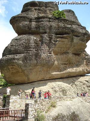 P30 [JUN-2012] Meteora-cele doua stanci nu sunt prinse una de cealalta