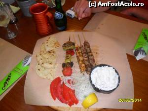 [P14] La Massa-Buca mini frigarui (la 1e bc.) cu rosii, ceapa, lamaie incluse, sos tzatziki, si mini pita. 
In Limenas-zona 1 bazar- » foto by viorica purdel
 - 
<span class="allrVoted glyphicon glyphicon-heart hidden" id="av605605"></span>
<a class="m-l-10 hidden" id="sv605605" onclick="voting_Foto_DelVot(,605605,460)" role="button">șterge vot <span class="glyphicon glyphicon-remove"></span></a>
<a id="v9605605" class=" c-red"  onclick="voting_Foto_SetVot(605605)" role="button"><span class="glyphicon glyphicon-heart-empty"></span> <b>LIKE</b> = Votează poza</a> <img class="hidden"  id="f605605W9" src="/imagini/loader.gif" border="0" /><span class="AjErrMes hidden" id="e605605ErM"></span>