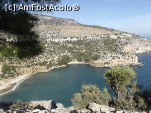 [P37] În stânga plaja Livadi, drept în faţă, micuţa Arsanas, în dreapta, mănăstirea arhanghelului Mihail, pe stâncă » foto by irinad
 - 
<span class="allrVoted glyphicon glyphicon-heart hidden" id="av1017893"></span>
<a class="m-l-10 hidden" id="sv1017893" onclick="voting_Foto_DelVot(,1017893,460)" role="button">șterge vot <span class="glyphicon glyphicon-remove"></span></a>
<a id="v91017893" class=" c-red"  onclick="voting_Foto_SetVot(1017893)" role="button"><span class="glyphicon glyphicon-heart-empty"></span> <b>LIKE</b> = Votează poza</a> <img class="hidden"  id="f1017893W9" src="/imagini/loader.gif" border="0" /><span class="AjErrMes hidden" id="e1017893ErM"></span>