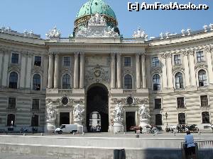 [P13 <small>[2007]</small>] Poarta Sfântului MIhail -Michaelplatz - din cadrul complexului Hofburg.  » foto by Carmen Ion
 - 
<span class="allrVoted glyphicon glyphicon-heart hidden" id="av613117"></span>
<a class="m-l-10 hidden" id="sv613117" onclick="voting_Foto_DelVot(,613117,461)" role="button">șterge vot <span class="glyphicon glyphicon-remove"></span></a>
<a id="v9613117" class=" c-red"  onclick="voting_Foto_SetVot(613117)" role="button"><span class="glyphicon glyphicon-heart-empty"></span> <b>LIKE</b> = Votează poza</a> <img class="hidden"  id="f613117W9" src="/imagini/loader.gif" border="0" /><span class="AjErrMes hidden" id="e613117ErM"></span>