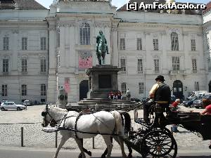 [P14 <small>[2007]</small>] Trăsură cu turişti în Josefsplatz, piaţa din cadrul complexului Hofburg » foto by Carmen Ion
 - 
<span class="allrVoted glyphicon glyphicon-heart hidden" id="av613118"></span>
<a class="m-l-10 hidden" id="sv613118" onclick="voting_Foto_DelVot(,613118,461)" role="button">șterge vot <span class="glyphicon glyphicon-remove"></span></a>
<a id="v9613118" class=" c-red"  onclick="voting_Foto_SetVot(613118)" role="button"><span class="glyphicon glyphicon-heart-empty"></span> <b>LIKE</b> = Votează poza</a> <img class="hidden"  id="f613118W9" src="/imagini/loader.gif" border="0" /><span class="AjErrMes hidden" id="e613118ErM"></span>