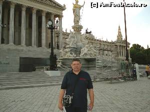 [P03 <small>[2007]</small>] Consortul în faţa clădirii Parlamentului - de remarcat structura de templu grecesc şi statuia zeiţei Atena.  » foto by Carmen Ion
 - 
<span class="allrVoted glyphicon glyphicon-heart hidden" id="av613106"></span>
<a class="m-l-10 hidden" id="sv613106" onclick="voting_Foto_DelVot(,613106,461)" role="button">șterge vot <span class="glyphicon glyphicon-remove"></span></a>
<a id="v9613106" class=" c-red"  onclick="voting_Foto_SetVot(613106)" role="button"><span class="glyphicon glyphicon-heart-empty"></span> <b>LIKE</b> = Votează poza</a> <img class="hidden"  id="f613106W9" src="/imagini/loader.gif" border="0" /><span class="AjErrMes hidden" id="e613106ErM"></span>