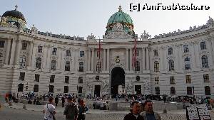 [P15] Palatul Hofburg, în centru se vede poarta Michaelertor. Puțin mai în față a fost descoperit un ansamblu de vestigii arheologice.  » foto by Camelia19
 - 
<span class="allrVoted glyphicon glyphicon-heart hidden" id="av601069"></span>
<a class="m-l-10 hidden" id="sv601069" onclick="voting_Foto_DelVot(,601069,461)" role="button">șterge vot <span class="glyphicon glyphicon-remove"></span></a>
<a id="v9601069" class=" c-red"  onclick="voting_Foto_SetVot(601069)" role="button"><span class="glyphicon glyphicon-heart-empty"></span> <b>LIKE</b> = Votează poza</a> <img class="hidden"  id="f601069W9" src="/imagini/loader.gif" border="0" /><span class="AjErrMes hidden" id="e601069ErM"></span>