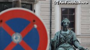 [P19] statuie în curtea palatului Hofburg » foto by Camelia19
 - 
<span class="allrVoted glyphicon glyphicon-heart hidden" id="av601073"></span>
<a class="m-l-10 hidden" id="sv601073" onclick="voting_Foto_DelVot(,601073,461)" role="button">șterge vot <span class="glyphicon glyphicon-remove"></span></a>
<a id="v9601073" class=" c-red"  onclick="voting_Foto_SetVot(601073)" role="button"><span class="glyphicon glyphicon-heart-empty"></span> <b>LIKE</b> = Votează poza</a> <img class="hidden"  id="f601073W9" src="/imagini/loader.gif" border="0" /><span class="AjErrMes hidden" id="e601073ErM"></span>