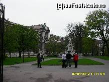 [P55] in capatul parcului se vede o parte din cladirea Palatului Imperial Hofburg. » foto by adryana
 - 
<span class="allrVoted glyphicon glyphicon-heart hidden" id="av312648"></span>
<a class="m-l-10 hidden" id="sv312648" onclick="voting_Foto_DelVot(,312648,461)" role="button">șterge vot <span class="glyphicon glyphicon-remove"></span></a>
<a id="v9312648" class=" c-red"  onclick="voting_Foto_SetVot(312648)" role="button"><span class="glyphicon glyphicon-heart-empty"></span> <b>LIKE</b> = Votează poza</a> <img class="hidden"  id="f312648W9" src="/imagini/loader.gif" border="0" /><span class="AjErrMes hidden" id="e312648ErM"></span>