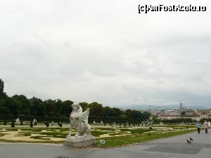 [P04] Grădinile palatului au fost amenajate după planurile arhitectului Dominique Girard. Întregul concept este în concordanţă cu modelul francez, copacii, boschetele, sculpturile, fântânile şi cascadele fiind aranjate stereometric.  » foto by stellinna
 - 
<span class="allrVoted glyphicon glyphicon-heart hidden" id="av678059"></span>
<a class="m-l-10 hidden" id="sv678059" onclick="voting_Foto_DelVot(,678059,461)" role="button">șterge vot <span class="glyphicon glyphicon-remove"></span></a>
<a id="v9678059" class=" c-red"  onclick="voting_Foto_SetVot(678059)" role="button"><span class="glyphicon glyphicon-heart-empty"></span> <b>LIKE</b> = Votează poza</a> <img class="hidden"  id="f678059W9" src="/imagini/loader.gif" border="0" /><span class="AjErrMes hidden" id="e678059ErM"></span>