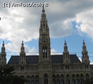 [P20] Imparatul Francis Joseph a pus conditia ca inaltimea turnului sa nu depaseasca inaltimea catedralei Votivkirche (99 m). A fost proiectat la o inaltime de 97,9 m, insa la aceasta s-a adaugat si statuia gardianului Rathausmann, astfel ca inaltimea totala depaseste 100 metri. Statuia gardianului este realizata din fier, fiind turnata din copeici rusesti. Are o greutate de peste 700 kg, astfel ca s-a folosit ca si contragreutate o sfera de 800 kg, pentru ca aceasta sa fie stabila la vant puternic. O copie a gardianului este expusa in parcul din fata primariei, Rathauspark. » foto by geani anto
 - 
<span class="allrVoted glyphicon glyphicon-heart hidden" id="av1402423"></span>
<a class="m-l-10 hidden" id="sv1402423" onclick="voting_Foto_DelVot(,1402423,461)" role="button">șterge vot <span class="glyphicon glyphicon-remove"></span></a>
<a id="v91402423" class=" c-red"  onclick="voting_Foto_SetVot(1402423)" role="button"><span class="glyphicon glyphicon-heart-empty"></span> <b>LIKE</b> = Votează poza</a> <img class="hidden"  id="f1402423W9" src="/imagini/loader.gif" border="0" /><span class="AjErrMes hidden" id="e1402423ErM"></span>