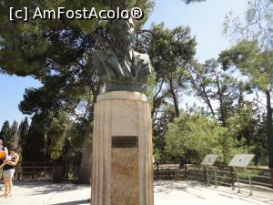 [P37] Statuia lui Sir Arthur Evans, la intrarea în situl de la Knossos.  » foto by maryka
 - 
<span class="allrVoted glyphicon glyphicon-heart hidden" id="av749358"></span>
<a class="m-l-10 hidden" id="sv749358" onclick="voting_Foto_DelVot(,749358,481)" role="button">șterge vot <span class="glyphicon glyphicon-remove"></span></a>
<a id="v9749358" class=" c-red"  onclick="voting_Foto_SetVot(749358)" role="button"><span class="glyphicon glyphicon-heart-empty"></span> <b>LIKE</b> = Votează poza</a> <img class="hidden"  id="f749358W9" src="/imagini/loader.gif" border="0" /><span class="AjErrMes hidden" id="e749358ErM"></span>