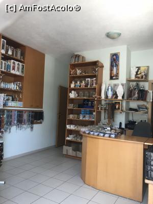 [P47] Vepric, Makarska<p> Magazin de suveniruri, am pozat printre gratii, era închis » foto by krisstinna
 - 
<span class="allrVoted glyphicon glyphicon-heart hidden" id="av996153"></span>
<a class="m-l-10 hidden" id="sv996153" onclick="voting_Foto_DelVot(,996153,619)" role="button">șterge vot <span class="glyphicon glyphicon-remove"></span></a>
<a id="v9996153" class=" c-red"  onclick="voting_Foto_SetVot(996153)" role="button"><span class="glyphicon glyphicon-heart-empty"></span> <b>LIKE</b> = Votează poza</a> <img class="hidden"  id="f996153W9" src="/imagini/loader.gif" border="0" /><span class="AjErrMes hidden" id="e996153ErM"></span>
