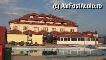 [P01] Hotelul, restaurantul si terasa. In fata e piscina mare. » foto by peggy123
 - 
<span class="allrVoted glyphicon glyphicon-heart hidden" id="av14654"></span>
<a class="m-l-10 hidden" id="sv14654" onclick="voting_Foto_DelVot(,14654,624)" role="button">șterge vot <span class="glyphicon glyphicon-remove"></span></a>
<a id="v914654" class=" c-red"  onclick="voting_Foto_SetVot(14654)" role="button"><span class="glyphicon glyphicon-heart-empty"></span> <b>LIKE</b> = Votează poza</a> <img class="hidden"  id="f14654W9" src="/imagini/loader.gif" border="0" /><span class="AjErrMes hidden" id="e14654ErM"></span>