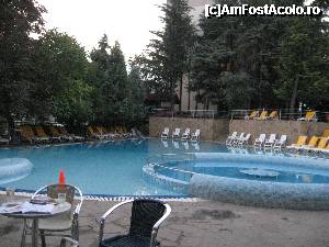[P06] Piscina de la Excelsior. In plan secund, se distinge Kids Club (o casuta cu doua banci unde copii puteau sa deseneze, sa picteze sau sa fie pictati :)). In spatele sezlongurilor de la ''etaj'', intre brazi (tot in plan secund) este locul de joaca.  » foto by roxie24rop
 - 
<span class="allrVoted glyphicon glyphicon-heart hidden" id="av351725"></span>
<a class="m-l-10 hidden" id="sv351725" onclick="voting_Foto_DelVot(,351725,650)" role="button">șterge vot <span class="glyphicon glyphicon-remove"></span></a>
<a id="v9351725" class=" c-red"  onclick="voting_Foto_SetVot(351725)" role="button"><span class="glyphicon glyphicon-heart-empty"></span> <b>LIKE</b> = Votează poza</a> <img class="hidden"  id="f351725W9" src="/imagini/loader.gif" border="0" /><span class="AjErrMes hidden" id="e351725ErM"></span>