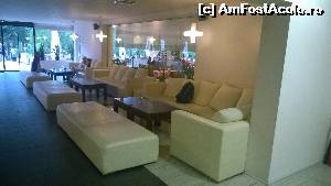 [P01] La sosire pe 05 septembrie 2014 lobby bar era la fel de bine intretinut, curat si primitor. In dreapta este restaurantul italian Dolce Vita.  » foto by geo2012
 - 
<span class="allrVoted glyphicon glyphicon-heart hidden" id="av557061"></span>
<a class="m-l-10 hidden" id="sv557061" onclick="voting_Foto_DelVot(,557061,679)" role="button">șterge vot <span class="glyphicon glyphicon-remove"></span></a>
<a id="v9557061" class=" c-red"  onclick="voting_Foto_SetVot(557061)" role="button"><span class="glyphicon glyphicon-heart-empty"></span> <b>LIKE</b> = Votează poza</a> <img class="hidden"  id="f557061W9" src="/imagini/loader.gif" border="0" /><span class="AjErrMes hidden" id="e557061ErM"></span>