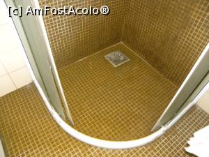 [P02] Apa se scurge nu doar în scurgerea de pardoseală ci şi spre stânga, spre veceu, pe sub/pe lângă cabina de duş.  » foto by cod_gabriel
 - 
<span class="allrVoted glyphicon glyphicon-heart hidden" id="av983730"></span>
<a class="m-l-10 hidden" id="sv983730" onclick="voting_Foto_DelVot(,983730,812)" role="button">șterge vot <span class="glyphicon glyphicon-remove"></span></a>
<a id="v9983730" class=" c-red"  onclick="voting_Foto_SetVot(983730)" role="button"><span class="glyphicon glyphicon-heart-empty"></span> <b>LIKE</b> = Votează poza</a> <img class="hidden"  id="f983730W9" src="/imagini/loader.gif" border="0" /><span class="AjErrMes hidden" id="e983730ErM"></span>