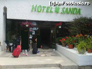 [P01] Hotel Sanda Venus - Iulie 2015. Intrarea în hotel.  » foto by bogumil
 - 
<span class="allrVoted glyphicon glyphicon-heart hidden" id="av636984"></span>
<a class="m-l-10 hidden" id="sv636984" onclick="voting_Foto_DelVot(,636984,845)" role="button">șterge vot <span class="glyphicon glyphicon-remove"></span></a>
<a id="v9636984" class=" c-red"  onclick="voting_Foto_SetVot(636984)" role="button"><span class="glyphicon glyphicon-heart-empty"></span> <b>LIKE</b> = Votează poza</a> <img class="hidden"  id="f636984W9" src="/imagini/loader.gif" border="0" /><span class="AjErrMes hidden" id="e636984ErM"></span>