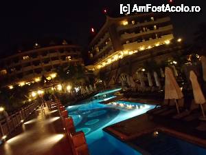 [P05] hotelul si piscina mare noaptea » foto by sunnyday07
 - 
<span class="allrVoted glyphicon glyphicon-heart hidden" id="av463406"></span>
<a class="m-l-10 hidden" id="sv463406" onclick="voting_Foto_DelVot(,463406,880)" role="button">șterge vot <span class="glyphicon glyphicon-remove"></span></a>
<a id="v9463406" class=" c-red"  onclick="voting_Foto_SetVot(463406)" role="button"><span class="glyphicon glyphicon-heart-empty"></span> <b>LIKE</b> = Votează poza</a> <img class="hidden"  id="f463406W9" src="/imagini/loader.gif" border="0" /><span class="AjErrMes hidden" id="e463406ErM"></span>