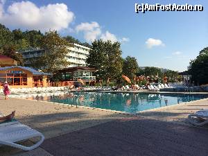 [P30] Hotelul Kaliakra Superior- Piscina si hotelul vecin, Arabella Beach.  » foto by Floria
 - 
<span class="allrVoted glyphicon glyphicon-heart hidden" id="av571573"></span>
<a class="m-l-10 hidden" id="sv571573" onclick="voting_Foto_DelVot(,571573,920)" role="button">șterge vot <span class="glyphicon glyphicon-remove"></span></a>
<a id="v9571573" class=" c-red"  onclick="voting_Foto_SetVot(571573)" role="button"><span class="glyphicon glyphicon-heart-empty"></span> <b>LIKE</b> = Votează poza</a> <img class="hidden"  id="f571573W9" src="/imagini/loader.gif" border="0" /><span class="AjErrMes hidden" id="e571573ErM"></span>