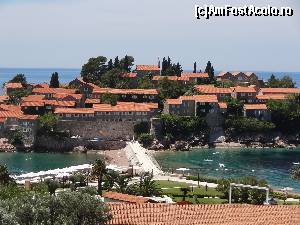 P18 [JUN-2014] Sveti Stefan - Insula este legată de continent printr-un istm, având 32 de hectare, fiind cândva locul preferat al familiilor regale europene