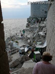 [P20] La baza cetatii din Dubrovnik, pe pietre, functioneaza un mic barulet.  » foto by letalica*
 - 
<span class="allrVoted glyphicon glyphicon-heart hidden" id="av13523"></span>
<a class="m-l-10 hidden" id="sv13523" onclick="voting_Foto_DelVot(,13523,1103)" role="button">șterge vot <span class="glyphicon glyphicon-remove"></span></a>
<a id="v913523" class=" c-red"  onclick="voting_Foto_SetVot(13523)" role="button"><span class="glyphicon glyphicon-heart-empty"></span> <b>LIKE</b> = Votează poza</a> <img class="hidden"  id="f13523W9" src="/imagini/loader.gif" border="0" /><span class="AjErrMes hidden" id="e13523ErM"></span>