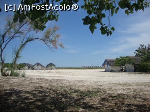 [P16] Pas cu pas, ne apropiem de plaja complexului de la Gura Portiței. Pe plajă sunt mai multe căsuțe în care se pot caza turiștii.  » foto by Floryn81
 - 
<span class="allrVoted glyphicon glyphicon-heart hidden" id="av863167"></span>
<a class="m-l-10 hidden" id="sv863167" onclick="voting_Foto_DelVot(,863167,1172)" role="button">șterge vot <span class="glyphicon glyphicon-remove"></span></a>
<a id="v9863167" class=" c-red"  onclick="voting_Foto_SetVot(863167)" role="button"><span class="glyphicon glyphicon-heart-empty"></span> <b>LIKE</b> = Votează poza</a> <img class="hidden"  id="f863167W9" src="/imagini/loader.gif" border="0" /><span class="AjErrMes hidden" id="e863167ErM"></span>