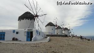 P21 [SEP-2013] Mykonos town: sirul traditionalelor mori de vant, emblema a orasului