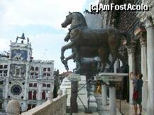 [P26] Statuile celor patru cai din balconul basilicii. In fata turnul cu ceas, ora exacta fiind anuntata de cei doi soldati care bateau clopotul cu ciocanele. » foto by myosothis
 - 
<span class="allrVoted glyphicon glyphicon-heart hidden" id="av230441"></span>
<a class="m-l-10 hidden" id="sv230441" onclick="voting_Foto_DelVot(,230441,1229)" role="button">șterge vot <span class="glyphicon glyphicon-remove"></span></a>
<a id="v9230441" class=" c-red"  onclick="voting_Foto_SetVot(230441)" role="button"><span class="glyphicon glyphicon-heart-empty"></span> <b>LIKE</b> = Votează poza</a> <img class="hidden"  id="f230441W9" src="/imagini/loader.gif" border="0" /><span class="AjErrMes hidden" id="e230441ErM"></span>