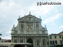 P05 [JUL-2011] Una dintre monumentalele biserici, ce strajuiau canalul, cu sculpturi impresionante si coloane de marmura ce-ti incanta privirea.