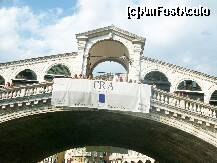 P06 [JUL-2011] Trecand cu vaporetto pe sub faimosul Ponte Rialto,intesat de turisti.