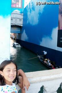 [P15] Camnale si reclame, Ioana si un gondolier atestat care explica turistilor efectul 'razelor de luna asupra galosilor de guma' » foto by florintoma
 - 
<span class="allrVoted glyphicon glyphicon-heart hidden" id="av260303"></span>
<a class="m-l-10 hidden" id="sv260303" onclick="voting_Foto_DelVot(,260303,1229)" role="button">șterge vot <span class="glyphicon glyphicon-remove"></span></a>
<a id="v9260303" class=" c-red"  onclick="voting_Foto_SetVot(260303)" role="button"><span class="glyphicon glyphicon-heart-empty"></span> <b>LIKE</b> = Votează poza</a> <img class="hidden"  id="f260303W9" src="/imagini/loader.gif" border="0" /><span class="AjErrMes hidden" id="e260303ErM"></span>