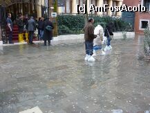 [P07] Aceeasi zona, Dorsoduro, langa podul Academiei, a doua zi dimineata. Apele se retrasesera destul de mult. Nivelul maxim al apei in cursul noptii a fost pana la a doua treapta de la scarile hotelului (cu mocheta rosie). Pe la 12.00 nu mai era deloc apa pe strazi...
 » foto by bubalus
 - 
<span class="allrVoted glyphicon glyphicon-heart hidden" id="av6376"></span>
<a class="m-l-10 hidden" id="sv6376" onclick="voting_Foto_DelVot(,6376,1229)" role="button">șterge vot <span class="glyphicon glyphicon-remove"></span></a>
<a id="v96376" class=" c-red"  onclick="voting_Foto_SetVot(6376)" role="button"><span class="glyphicon glyphicon-heart-empty"></span> <b>LIKE</b> = Votează poza</a> <img class="hidden"  id="f6376W9" src="/imagini/loader.gif" border="0" /><span class="AjErrMes hidden" id="e6376ErM"></span>