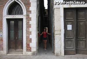 [P09] Venetia - strada ingusta » foto by csaszar78
 - 
<span class="allrVoted glyphicon glyphicon-heart hidden" id="av370135"></span>
<a class="m-l-10 hidden" id="sv370135" onclick="voting_Foto_DelVot(,370135,1229)" role="button">șterge vot <span class="glyphicon glyphicon-remove"></span></a>
<a id="v9370135" class=" c-red"  onclick="voting_Foto_SetVot(370135)" role="button"><span class="glyphicon glyphicon-heart-empty"></span> <b>LIKE</b> = Votează poza</a> <img class="hidden"  id="f370135W9" src="/imagini/loader.gif" border="0" /><span class="AjErrMes hidden" id="e370135ErM"></span>