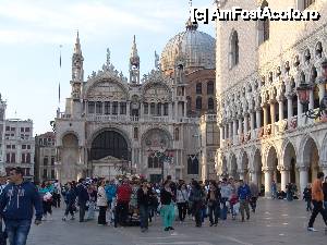 [P30] Principalul si cel mai vestit obiectiv turistic al Venetiei este Piata San Marco. 
Daca astazi aceasta piata prezinta un interes inainte de toate istoric, arhitectural si turistic, ea a reprezentat in trecut centrul politic, religios si economic al Venetiei, fiind supranumita de catre Napoleon Bonaparte ca “cel mai elegant salon al Europei”.  » foto by dianabzs
 - 
<span class="allrVoted glyphicon glyphicon-heart hidden" id="av422754"></span>
<a class="m-l-10 hidden" id="sv422754" onclick="voting_Foto_DelVot(,422754,1229)" role="button">șterge vot <span class="glyphicon glyphicon-remove"></span></a>
<a id="v9422754" class=" c-red"  onclick="voting_Foto_SetVot(422754)" role="button"><span class="glyphicon glyphicon-heart-empty"></span> <b>LIKE</b> = Votează poza</a> <img class="hidden"  id="f422754W9" src="/imagini/loader.gif" border="0" /><span class="AjErrMes hidden" id="e422754ErM"></span>