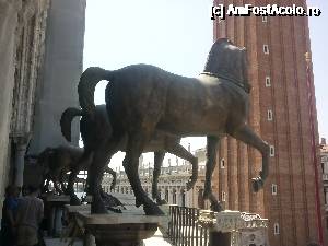 [P18] cei 4 cai din bronz de pe terasa Basilici San Marco » foto by nini83
 - 
<span class="allrVoted glyphicon glyphicon-heart hidden" id="av688421"></span>
<a class="m-l-10 hidden" id="sv688421" onclick="voting_Foto_DelVot(,688421,1229)" role="button">șterge vot <span class="glyphicon glyphicon-remove"></span></a>
<a id="v9688421" class=" c-red"  onclick="voting_Foto_SetVot(688421)" role="button"><span class="glyphicon glyphicon-heart-empty"></span> <b>LIKE</b> = Votează poza</a> <img class="hidden"  id="f688421W9" src="/imagini/loader.gif" border="0" /><span class="AjErrMes hidden" id="e688421ErM"></span>