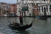 P10 [MAR-2008] Un gondolier isi plimba clientii pe Canal Grande