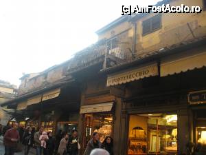 [P19] Magazinele de bijuterii de pe Ponte Vecchio.  » foto by ariciu*
 - 
<span class="allrVoted glyphicon glyphicon-heart hidden" id="av481811"></span>
<a class="m-l-10 hidden" id="sv481811" onclick="voting_Foto_DelVot(,481811,1230)" role="button">șterge vot <span class="glyphicon glyphicon-remove"></span></a>
<a id="v9481811" class=" c-red"  onclick="voting_Foto_SetVot(481811)" role="button"><span class="glyphicon glyphicon-heart-empty"></span> <b>LIKE</b> = Votează poza</a> <img class="hidden"  id="f481811W9" src="/imagini/loader.gif" border="0" /><span class="AjErrMes hidden" id="e481811ErM"></span>