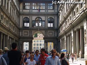 [P23] Cele doua aripi ale Palatului Uffizi formeaza un coridor de trecere spre Ponte Vecchio. Vedere dinspre Pallazo Vechio.  » foto by Mika
 - 
<span class="allrVoted glyphicon glyphicon-heart hidden" id="av620599"></span>
<a class="m-l-10 hidden" id="sv620599" onclick="voting_Foto_DelVot(,620599,1230)" role="button">șterge vot <span class="glyphicon glyphicon-remove"></span></a>
<a id="v9620599" class=" c-red"  onclick="voting_Foto_SetVot(620599)" role="button"><span class="glyphicon glyphicon-heart-empty"></span> <b>LIKE</b> = Votează poza</a> <img class="hidden"  id="f620599W9" src="/imagini/loader.gif" border="0" /><span class="AjErrMes hidden" id="e620599ErM"></span>