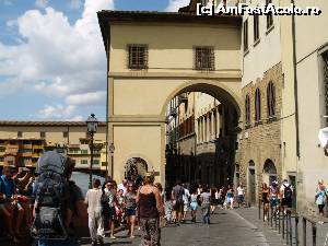 [P25] Parte a Coridorului Vasari, care face legatura intre palatele Uffizi si Pitti. Are o lungime de aproximativ 1 km, margineste raul Arno si apoi il traverseaza alipindu-se podului.  » foto by Mika
 - 
<span class="allrVoted glyphicon glyphicon-heart hidden" id="av620601"></span>
<a class="m-l-10 hidden" id="sv620601" onclick="voting_Foto_DelVot(,620601,1230)" role="button">șterge vot <span class="glyphicon glyphicon-remove"></span></a>
<a id="v9620601" class=" c-red"  onclick="voting_Foto_SetVot(620601)" role="button"><span class="glyphicon glyphicon-heart-empty"></span> <b>LIKE</b> = Votează poza</a> <img class="hidden"  id="f620601W9" src="/imagini/loader.gif" border="0" /><span class="AjErrMes hidden" id="e620601ErM"></span>