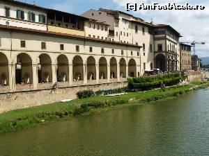 [P26] Coridorul Vasari vazut de pe Ponte Vecchio.  » foto by Mika
 - 
<span class="allrVoted glyphicon glyphicon-heart hidden" id="av620602"></span>
<a class="m-l-10 hidden" id="sv620602" onclick="voting_Foto_DelVot(,620602,1230)" role="button">șterge vot <span class="glyphicon glyphicon-remove"></span></a>
<a id="v9620602" class=" c-red"  onclick="voting_Foto_SetVot(620602)" role="button"><span class="glyphicon glyphicon-heart-empty"></span> <b>LIKE</b> = Votează poza</a> <img class="hidden"  id="f620602W9" src="/imagini/loader.gif" border="0" /><span class="AjErrMes hidden" id="e620602ErM"></span>