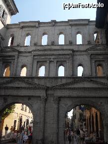[P06] Poarta Borsari din Verona » foto by georgiana
 - 
<span class="allrVoted glyphicon glyphicon-heart hidden" id="av261033"></span>
<a class="m-l-10 hidden" id="sv261033" onclick="voting_Foto_DelVot(,261033,1233)" role="button">șterge vot <span class="glyphicon glyphicon-remove"></span></a>
<a id="v9261033" class=" c-red"  onclick="voting_Foto_SetVot(261033)" role="button"><span class="glyphicon glyphicon-heart-empty"></span> <b>LIKE</b> = Votează poza</a> <img class="hidden"  id="f261033W9" src="/imagini/loader.gif" border="0" /><span class="AjErrMes hidden" id="e261033ErM"></span>