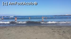 P46 [SEP-2014] Vive la Vida - Sol Tenerife - la plajă. Valurile oceanului păreau negre din cauza nisipului vulcanic