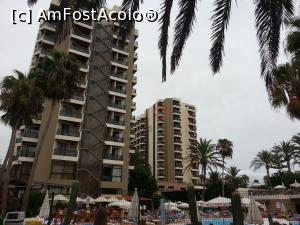 P05 [SEP-2014] Vive la Vida - Sol Tenerife - hotelul văzut de la piscină şi camera mea marcată cu roşu