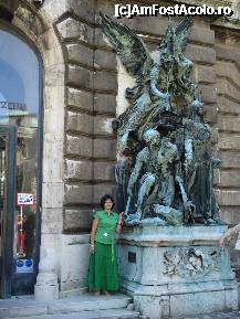 [P09] O frumoasa statuie la intrarea in Muzeul de Istorie. » foto by lucsim
 - 
<span class="allrVoted glyphicon glyphicon-heart hidden" id="av230106"></span>
<a class="m-l-10 hidden" id="sv230106" onclick="voting_Foto_DelVot(,230106,1275)" role="button">șterge vot <span class="glyphicon glyphicon-remove"></span></a>
<a id="v9230106" class=" c-red"  onclick="voting_Foto_SetVot(230106)" role="button"><span class="glyphicon glyphicon-heart-empty"></span> <b>LIKE</b> = Votează poza</a> <img class="hidden"  id="f230106W9" src="/imagini/loader.gif" border="0" /><span class="AjErrMes hidden" id="e230106ErM"></span>